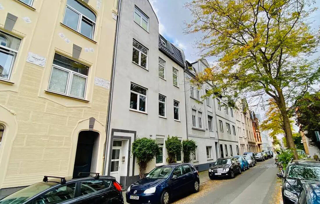 ETW**NIPPES*SANIERTER ALTBAU*3 Zi.*BALKON*3,40 m hohe Decken